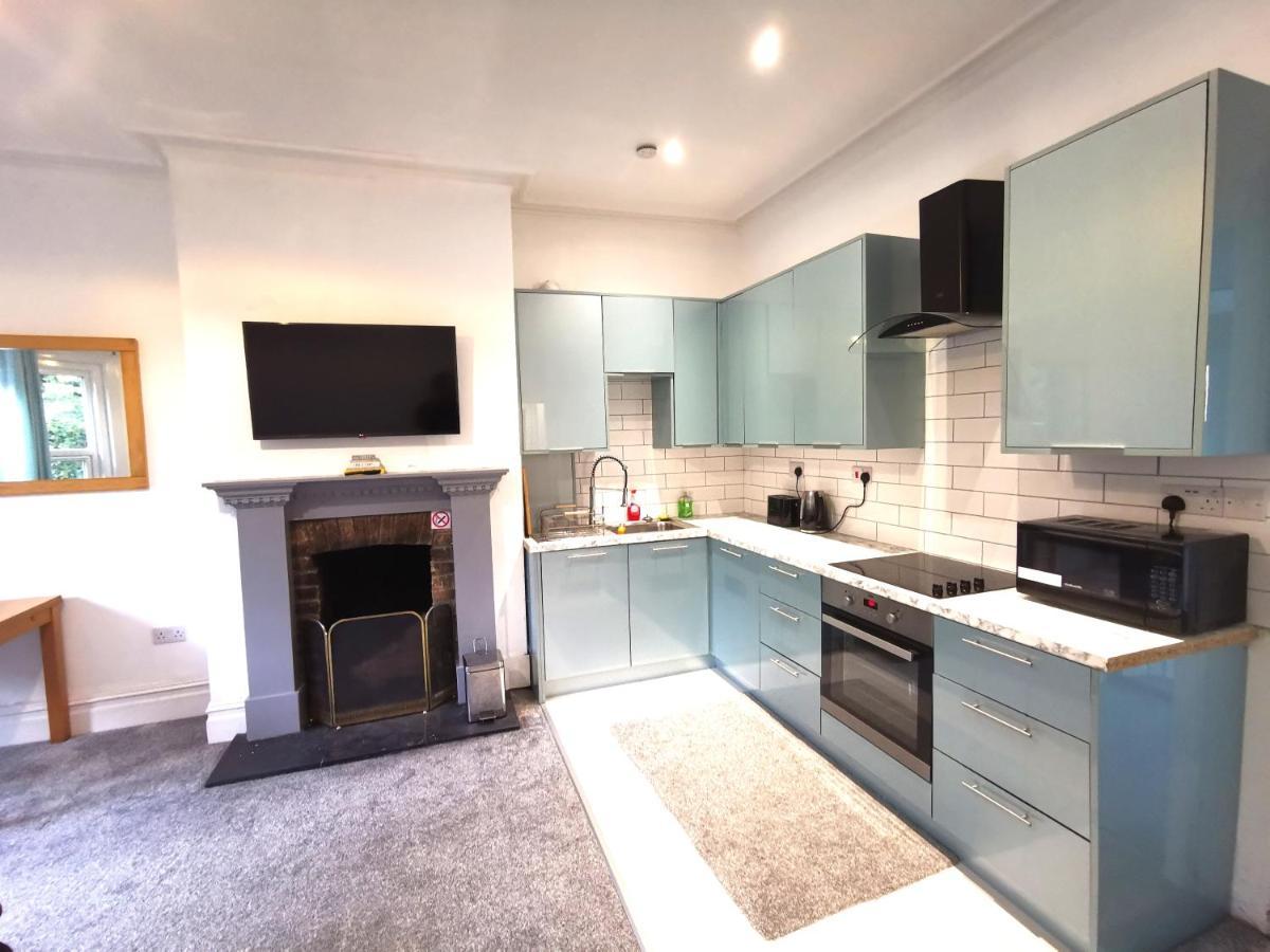 Flat-B, 4 Adults, 20 Mins To Beach, Netflix, Wifi, Sleeps 4 Adults Bournemouth Exteriör bild