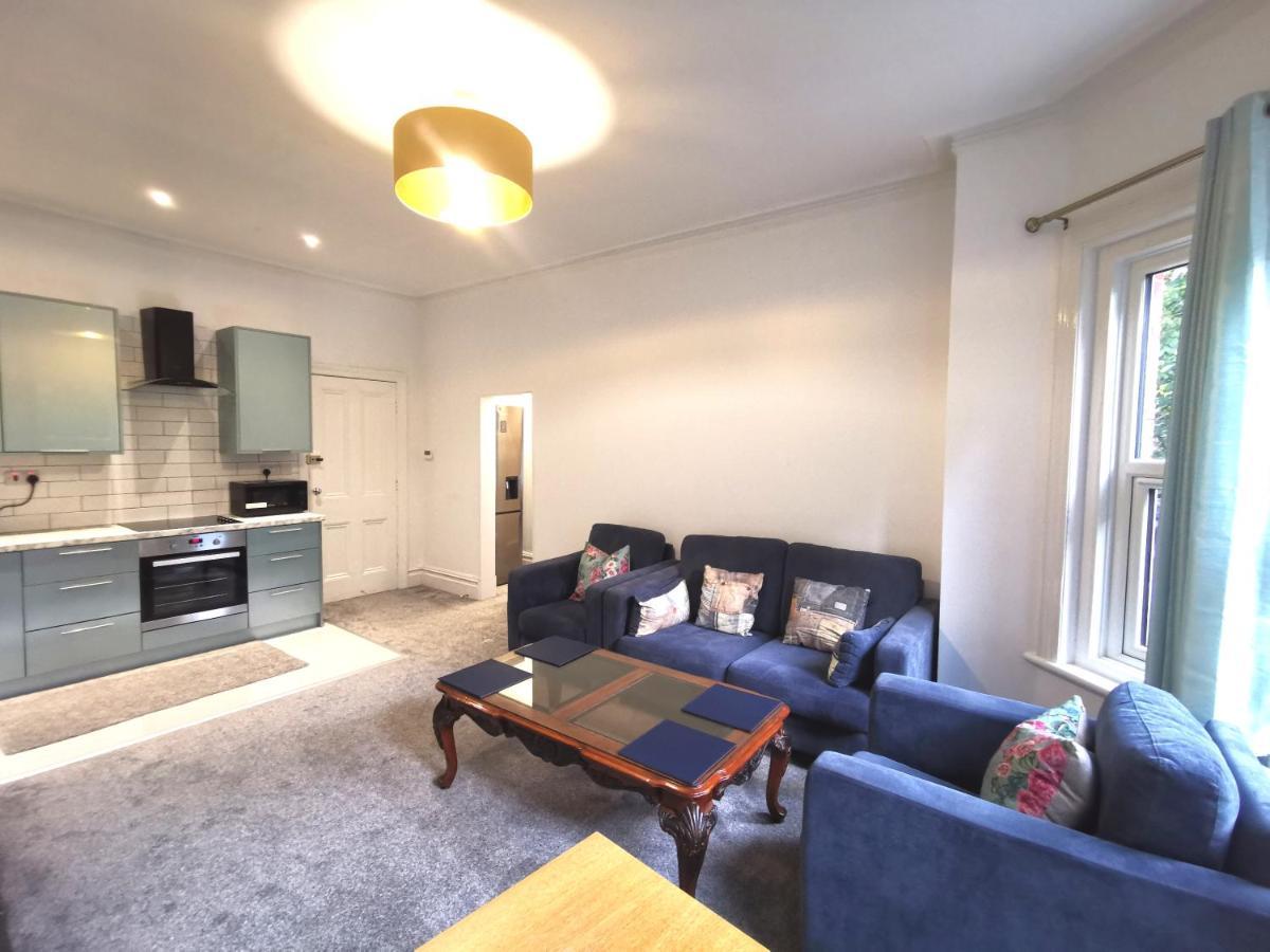 Flat-B, 4 Adults, 20 Mins To Beach, Netflix, Wifi, Sleeps 4 Adults Bournemouth Exteriör bild