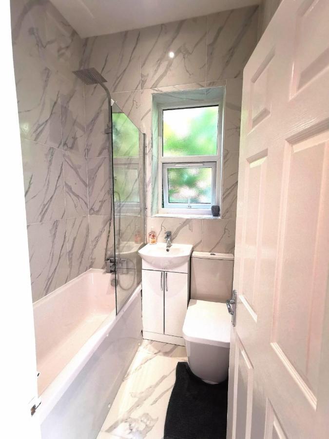 Flat-B, 4 Adults, 20 Mins To Beach, Netflix, Wifi, Sleeps 4 Adults Bournemouth Exteriör bild