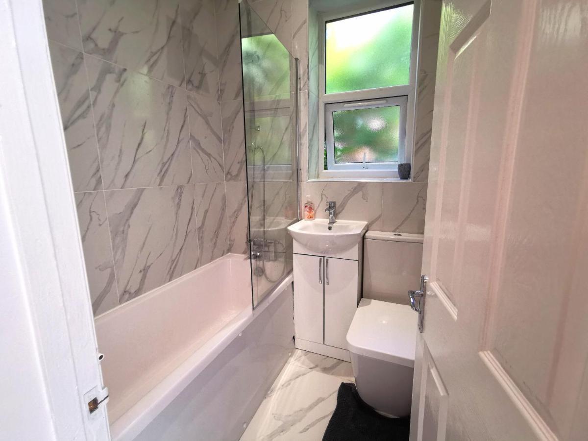 Flat-B, 4 Adults, 20 Mins To Beach, Netflix, Wifi, Sleeps 4 Adults Bournemouth Exteriör bild