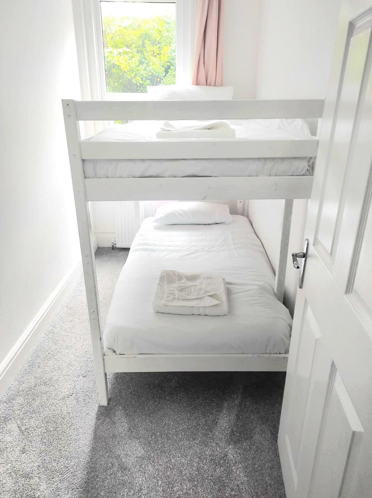 Flat-B, 4 Adults, 20 Mins To Beach, Netflix, Wifi, Sleeps 4 Adults Bournemouth Exteriör bild